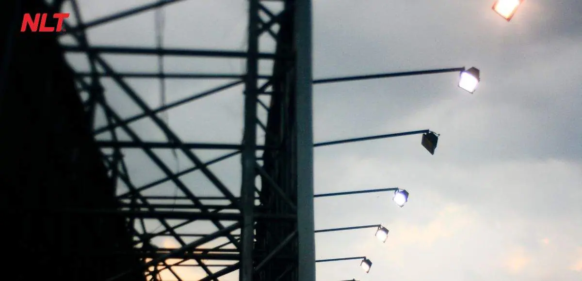 cac-bien-quang-cao-cung-su-dung-den-pha-led-de-de-thu-hut-su-chu-y-tu-khach-hang