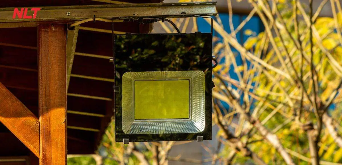 den-pha-led-thong-minh-khong-chi-de-trang-tri-ma-con-chieu-sang-san-vuon-nha-cua