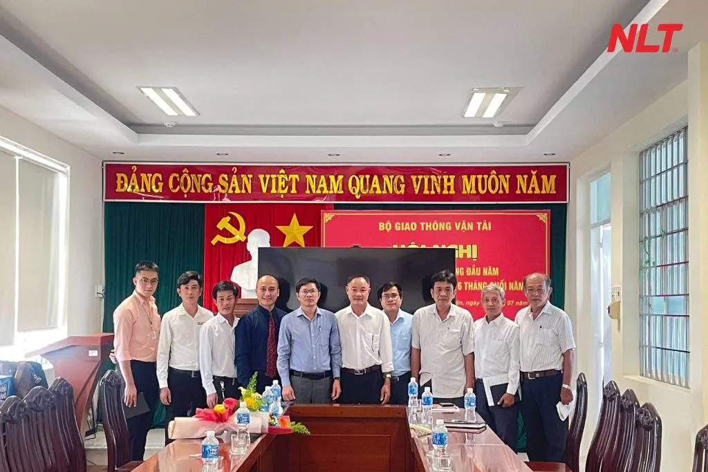 doan-dai-bieu-chup-hinh-dai-dien-tai-buoi-le-smart-bus-nlt-group