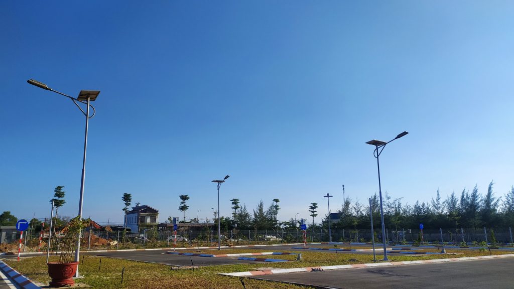 Lắp đặt hệ thông chiếu sáng NLMT sân tập lái và sân sát hạch trung thâm lái xe Thăng Bình NLT Group ảnh 1