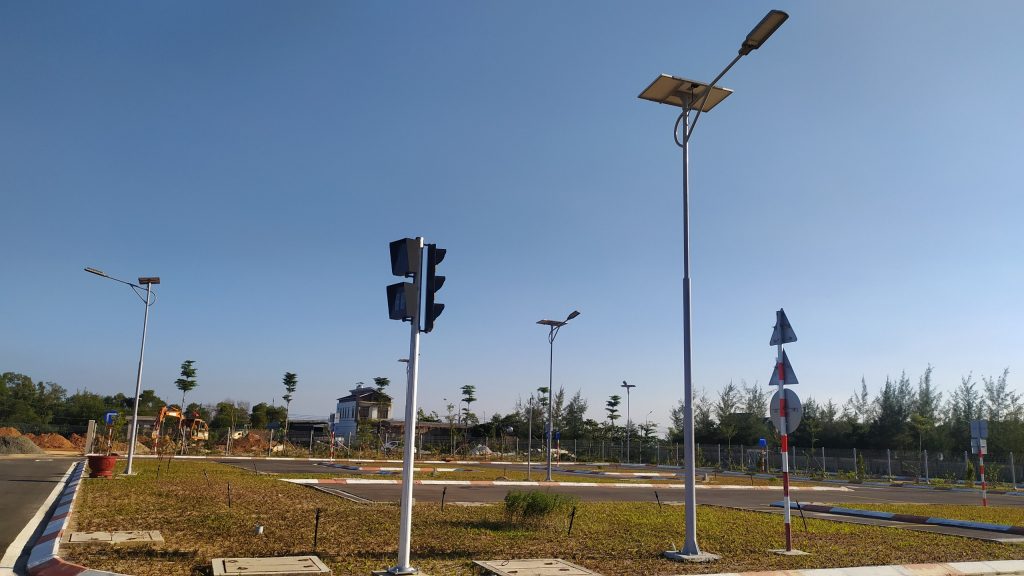Lắp đặt hệ thông chiếu sáng NLMT sân tập lái và sân sát hạch trung thâm lái xe Thăng Bình NLT Group ảnh 2