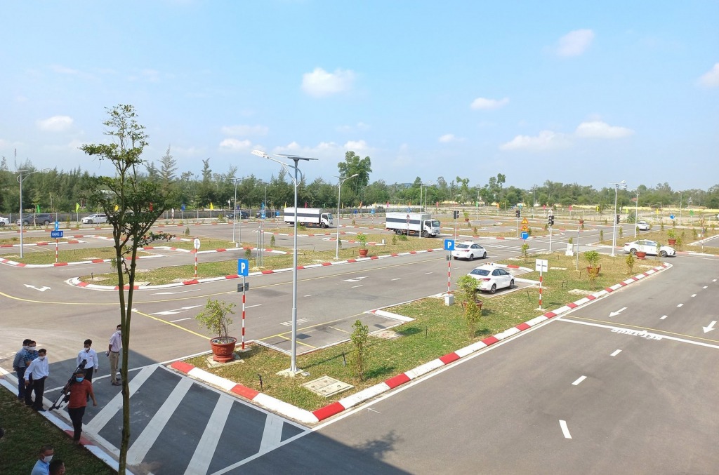 Lắp đặt hệ thông chiếu sáng NLMT sân tập lái và sân sát hạch trung thâm lái xe Thăng Bình NLT Group ảnh 4
