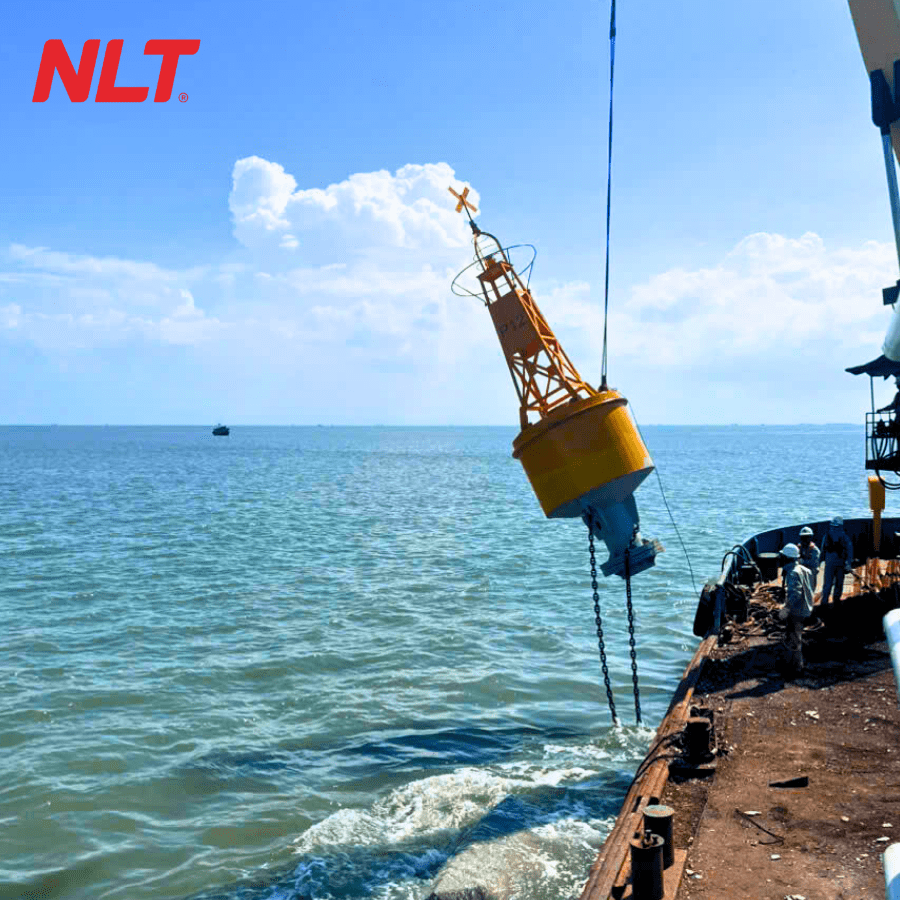 Phao báo hiệu có nhiệm vụ giúp định hướng luông tuyến tàu thuyền ra vào khu vực an toàn trong dự án VinGroup lấn biển Cần Giờ