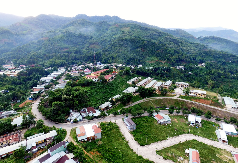 Thi công lắp dựng trọn gói hệ thống chiếu sáng NLMT tuyến Long Túc - Trà Nam ảnh 4