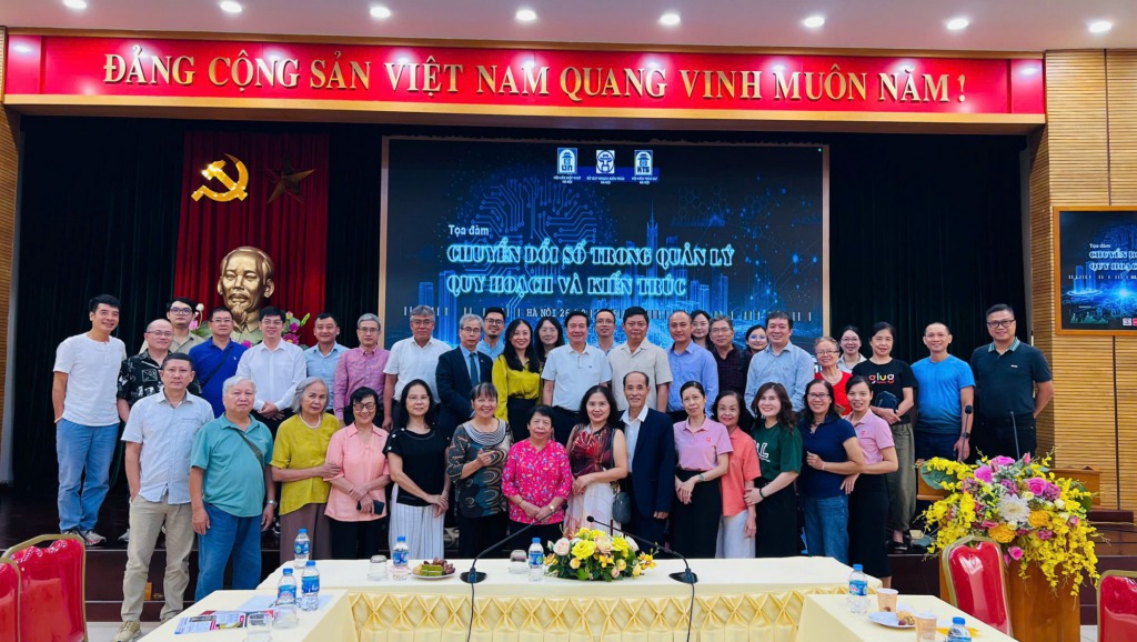 Các đại biểu tham dự Tọa đàm Chuyển đổi số trong quản lý quy hoạch và kiến trúc
