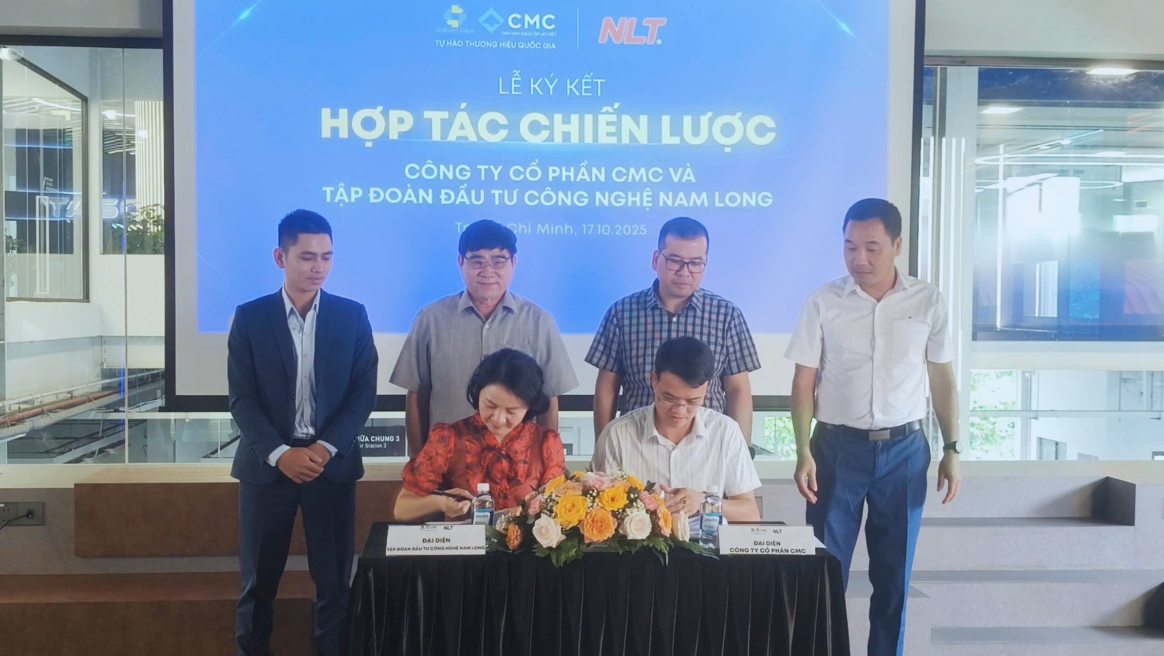 Đại diện NLT Group và CMC thực hiện nghi thức ký kết hợp tác phân phối dự án