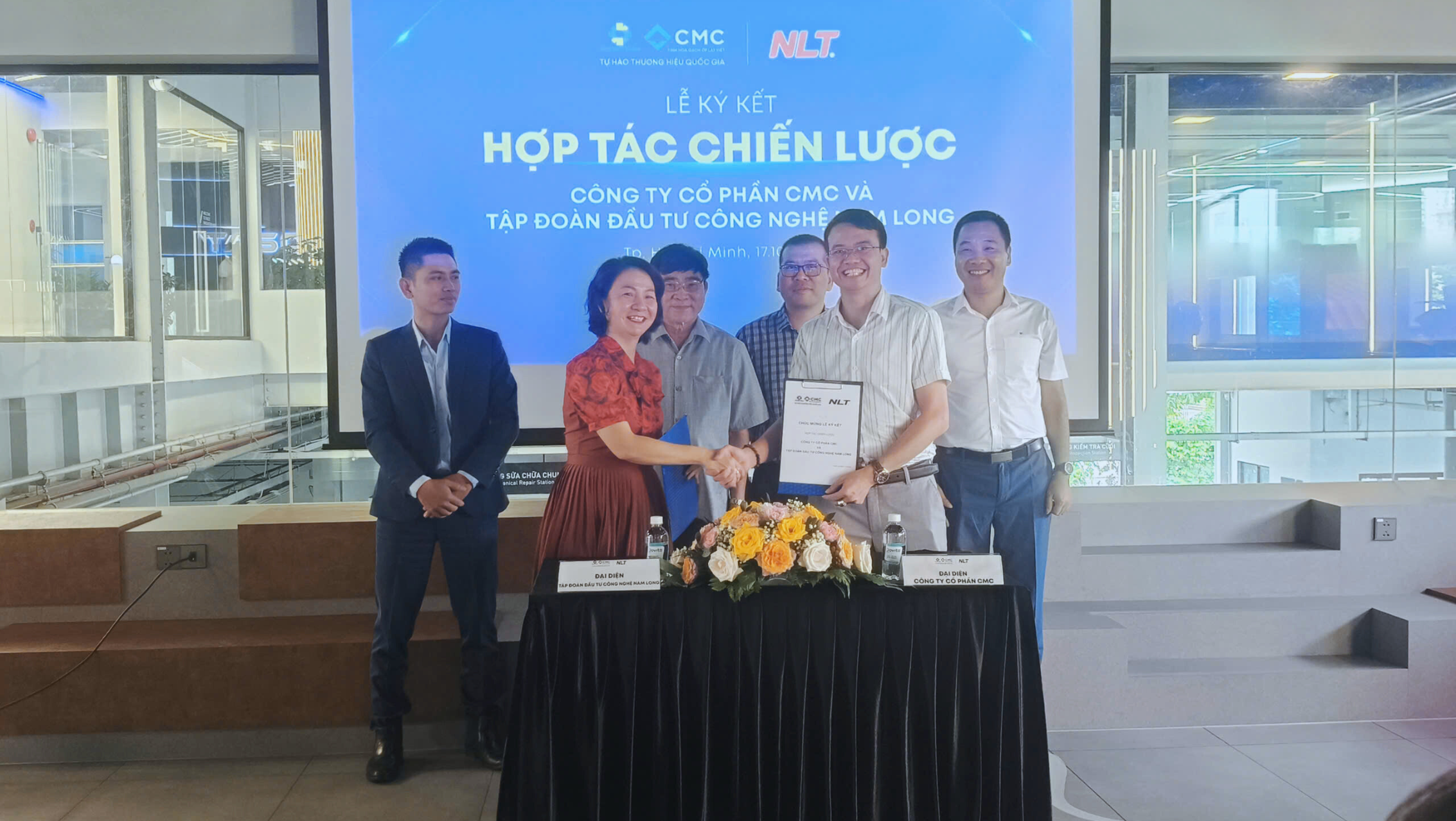 Khoảnh khắc chúc mừng hợp tác NLT Group × CMC