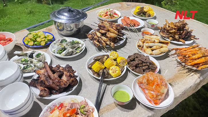 Bữa tiệc tối được tổ chức trong không gian ấm cúng tại khuôn viên resort, mang đến sự thoải mái và gắn kết cho toàn đội.