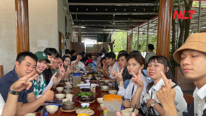 Sau những hoạt động năng động, cả đội cùng nhau thưởng thức ẩm thực địa phương, gắn kết qua từng bữa ăn và những câu chuyện đầy tiếng cườiSau những hoạt động năng động, cả đội cùng nhau thưởng thức ẩm thực địa phương, gắn kết qua từng bữa ăn và những câu chuyện đầy tiếng cười