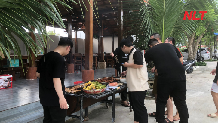 Các thành viên cùng nhau chuẩn bị bữa tối trong không khí ấm áp, tạo nên những khoảnh khắc gắn kết thân mật nhất