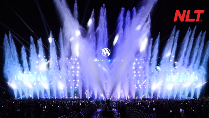 Hàng cột nước cao vút tại Waterbomb 2025 tạo màn phun nước bao trùm sân khấu