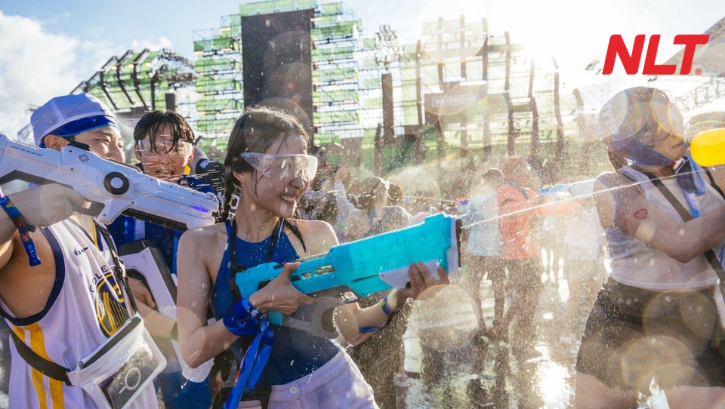 Khán giả Waterbomb 2025 dùng nhiều kiểu súng nước khác nhau combat sôi nổi