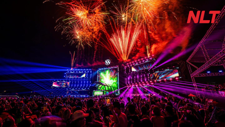 Khoảnh khắc cao trào của Waterbomb 2025 khi pháo hoa, ánh sáng và nước cùng bùng nổ trên sân khấu