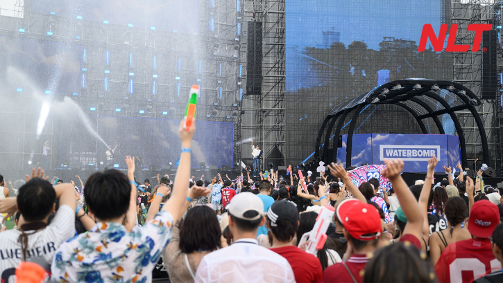 Màn nước như kết nối sân khấu và khán giả thành một không gian trình diễn đồng bộ