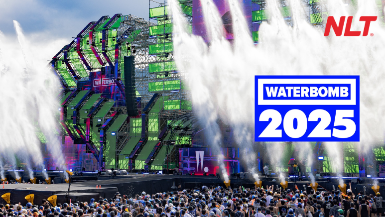Sân khấu Waterbomb 2025 với hệ thống phun nước bao phủ khán đài