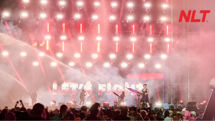 Súng thủy lực bắn tia nước xa, tạo làn sóng nước đồng loạt về phía khán giả