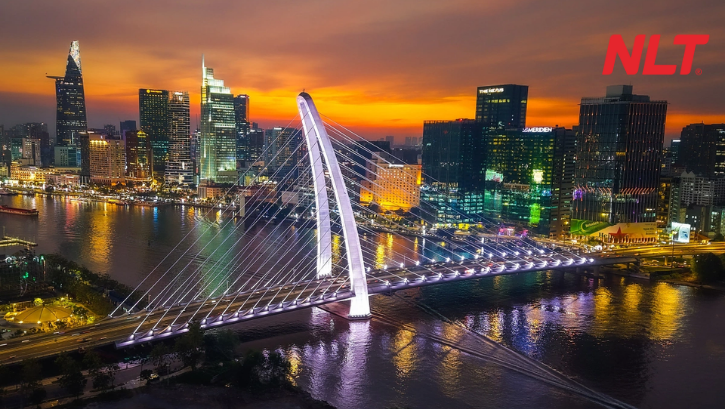 Ánh sáng công trình trên cầu vượt sông đòi hỏi vật liệu chống ăn mòn và thiết kế ổn định trước gió ẩm đặc thù khu vực ven sông