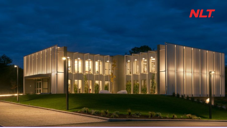 Ánh sáng mặt dựng tiết chế, không lạm dụng hiệu ứng giúp tòa nhà bền vững và dễ chịu