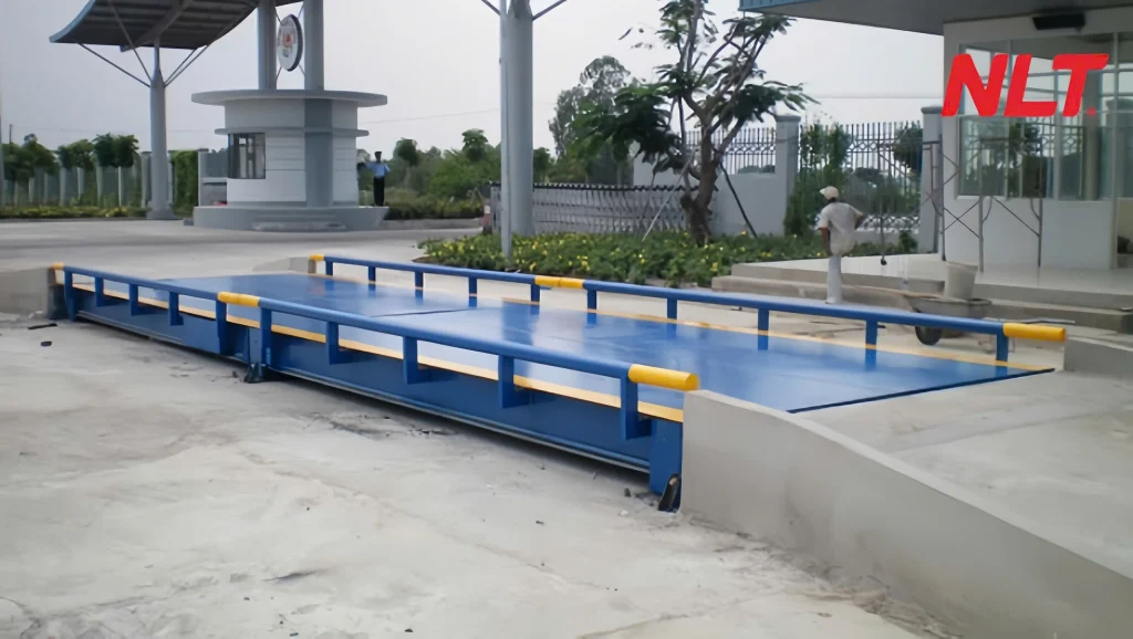 Bàn cân xe tải lắp đặt cố định tại khu vực ra vào nhà máy