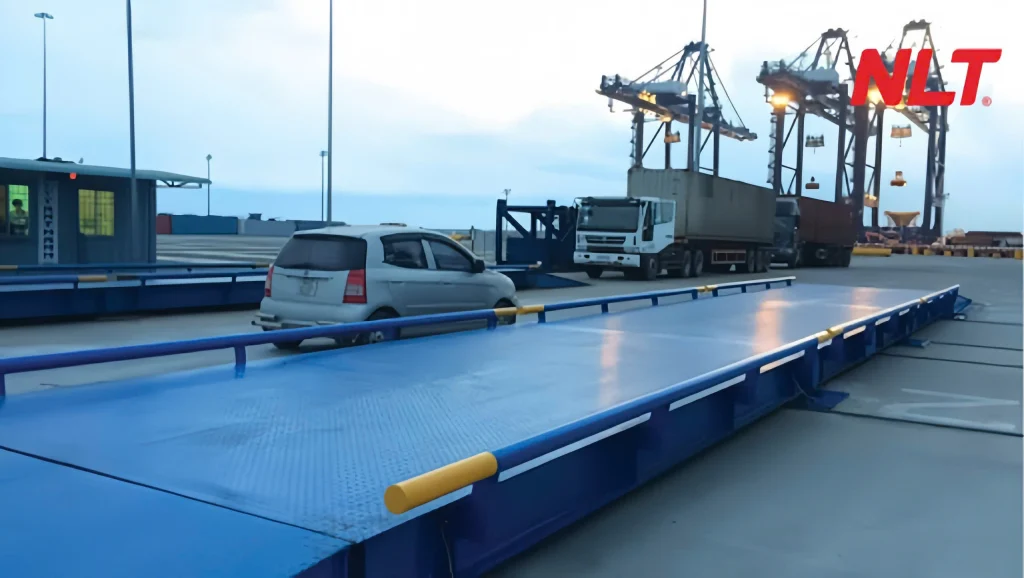 Bàn cân xe tải phục vụ kiểm soát tải trọng tại khu vực cảng biển