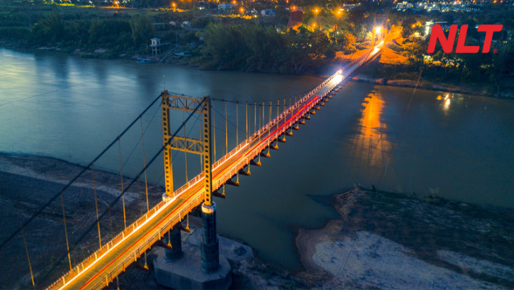 Cầu treo chịu rung động mạnh và gió lớn, cần bố trí đèn bền vững và chống rung hiệu quả