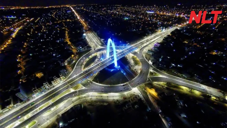 Cầu vượt nút giao có hình học phức tạp, đòi hỏi quang học tối ưu để phủ sáng đều toàn tuyến