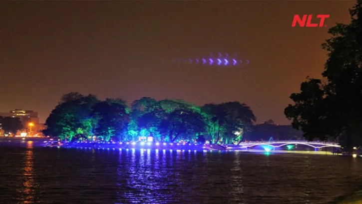 Chiếu sáng mặt nước và cầu cảnh quan tạo viền sáng nổi bật cho công viên về đêm