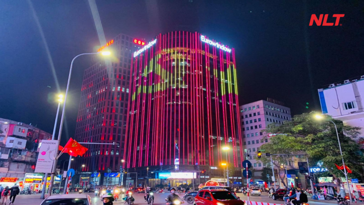 Chiếu sáng tòa nhà bằng dải LED tuyến tính được điều khiển đồng bộ trên toàn bộ mặt đứng