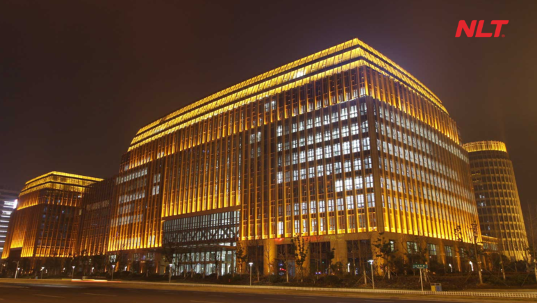 Chiếu sáng tòa nhà văn phòng giúp kiến trúc rõ nét, ánh sáng ấm, tiết kiệm năng lượng