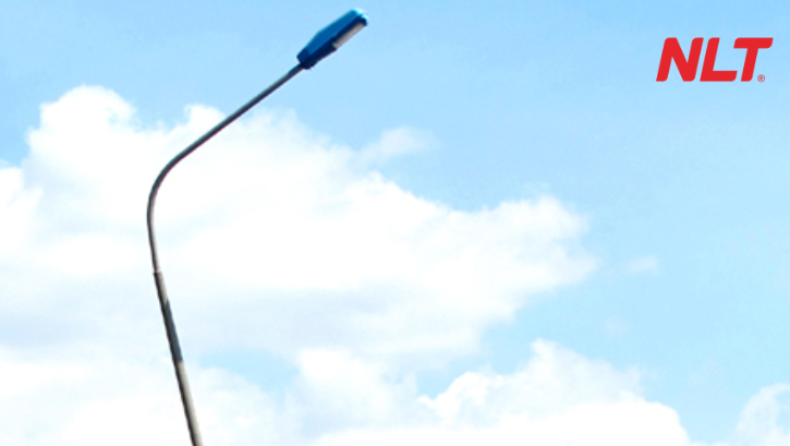 Cột đèn rung lắc và biến dạng do thiết kế – thi công sai tải gió và góc chiếu