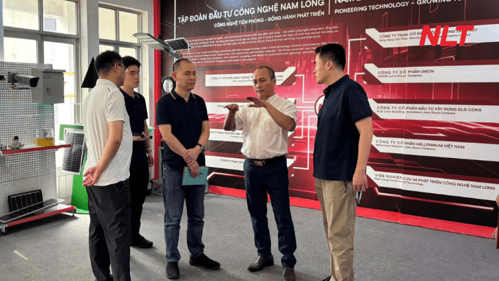 Đại diện hai bên trao đổi tại khu trưng bày giải pháp sản phẩm của NLT Group