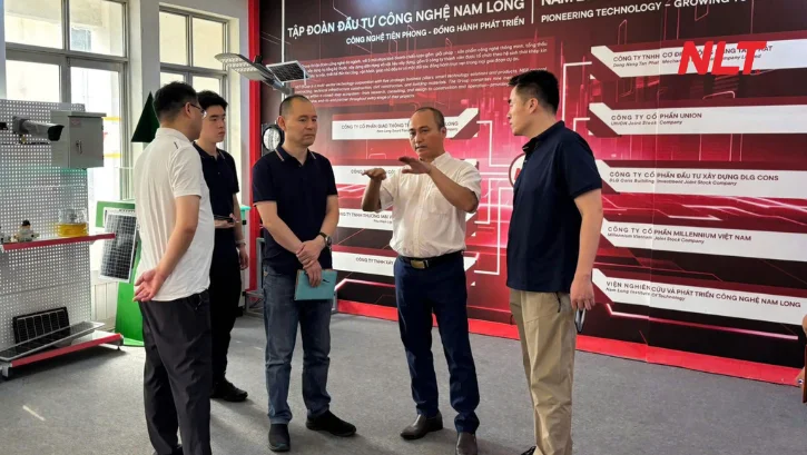 Đại diện hai bên trao đổi tại khu trưng bày giải pháp sản phẩm của NLT Group