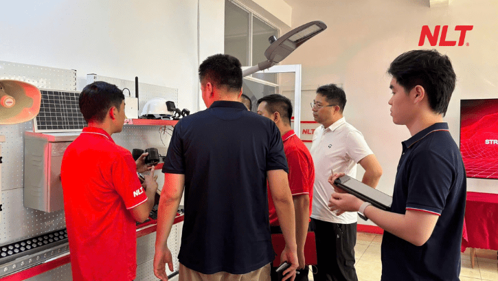 Đội ngũ kỹ sư NLT Group giới thiệu giải pháp và sản phẩm thiết bị tại khu vực trưng bày