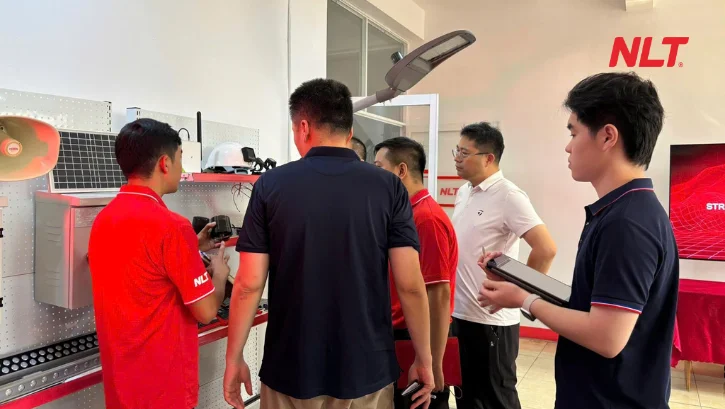 Đội ngũ kỹ sư NLT Group giới thiệu giải pháp và sản phẩm thiết bị tại khu vực trưng bày