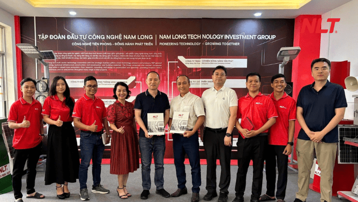 Đối tác chiến lược tham quan khu trưng bày giải pháp sản phẩm của NLT Group