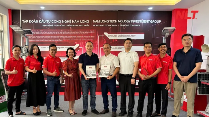 Đối tác chiến lược tham quan khu trưng bày giải pháp sản phẩm của NLT Group