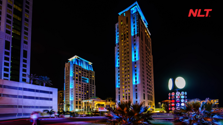 Hệ thống chiếu sáng mặt dựng được điều khiển thông minh giúp cụm tòa nhà nổi bật về đêm mà vẫn tiết kiệm năng lượng