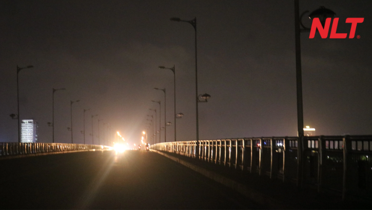 Hệ thống chiếu sáng xuống cấp khiến mặt cầu tối, giảm tầm nhìn và mất an toàn giao thông.