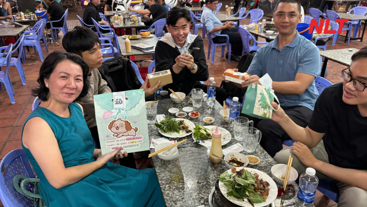 Khoảnh khắc đại diện Ban Lãnh đạo cùng các thành viên NLT Group chụp hình lưu niệm với những món quà Giáng sinh