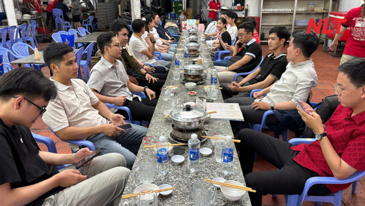 Không gian ẩm thực ấm cúng của đêm tiệc Noel, nơi các bàn tiệc quây quần giúp mọi người dễ dàng trò chuyện và kết nối