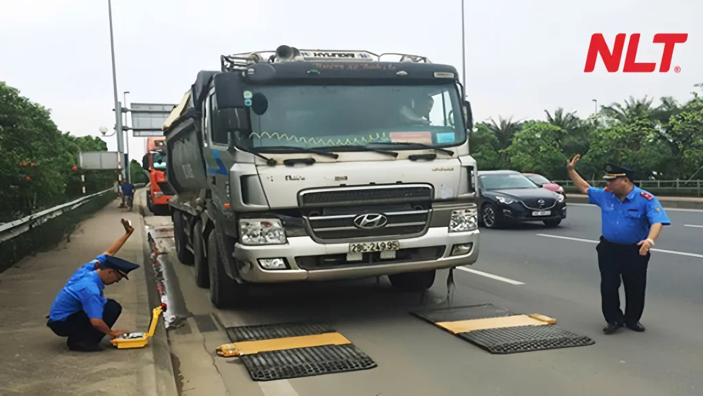 Kiểm soát tải trọng xe tải trên quốc lộ bằng hệ thống cân động lưu động