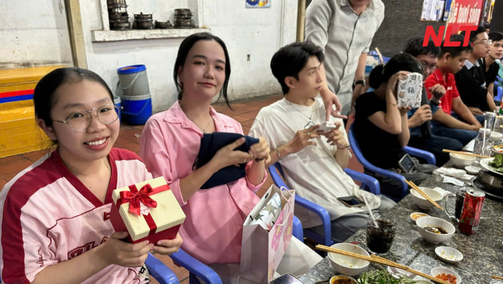 Những món quà được trao ngẫu nhiên, mang đến sự hồi hộp, tiếng cười và không khí rộn ràng cho buổi tiệc Noel của NLT Group