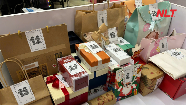 Những món quà nhỏ được chuẩn bị với tinh thần sẻ chia, tạo nên điểm nhấn ý nghĩa trong đêm tiệc Giáng sinh 2025 tại NLT Group