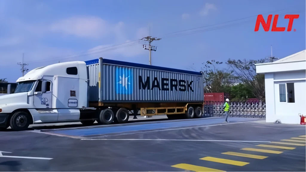 Xe container kiểm tra tải trọng trên bàn cân cố định tại cổng khu logistics
