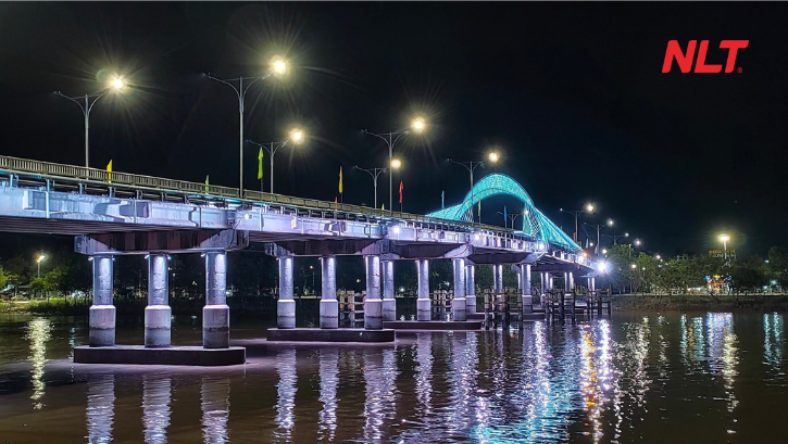 Chiếu sáng cầu bám theo tuyến di chuyển giúp quan sát rõ và hạn chế lóa mắt