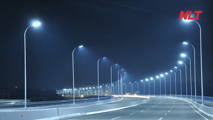 Đèn LED thông minh kết hợp điều khiển giúp ánh sáng phân bố đều và hạn chế chói lóa