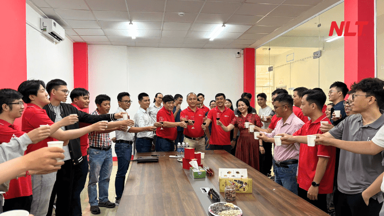Cán bộ nhân viên NLT Group tụ họp khai xuân mùng 7 Tết Bính Ngọ 2026 tại văn phòng.