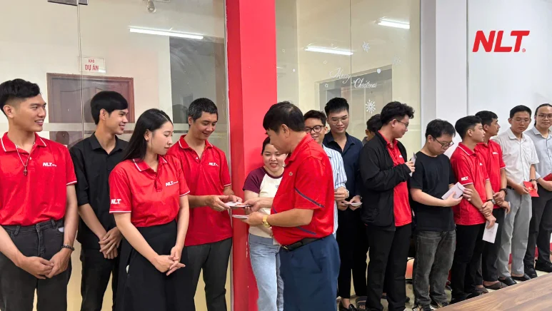 Khoảnh khắc nhận lì xì khai xuân tại NLT Group, mở đầu năm mới nhiều may mắn và năng lượng