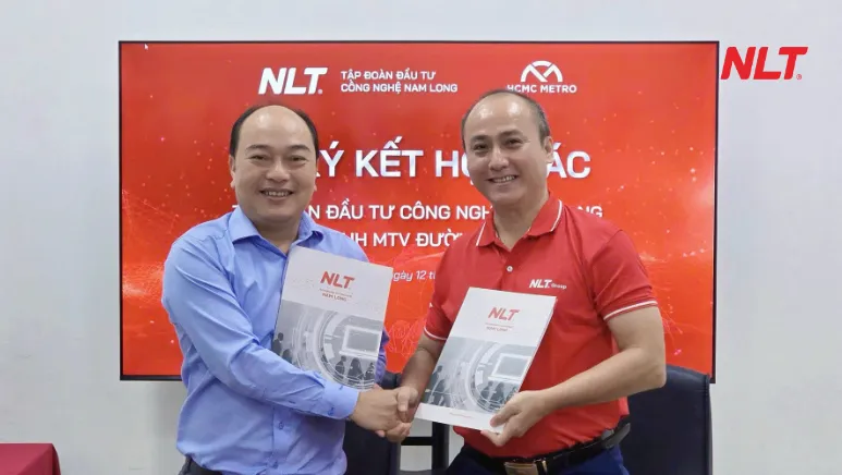 Đại diện NLT Group và HCMC Metro chụp ảnh sau ký kết