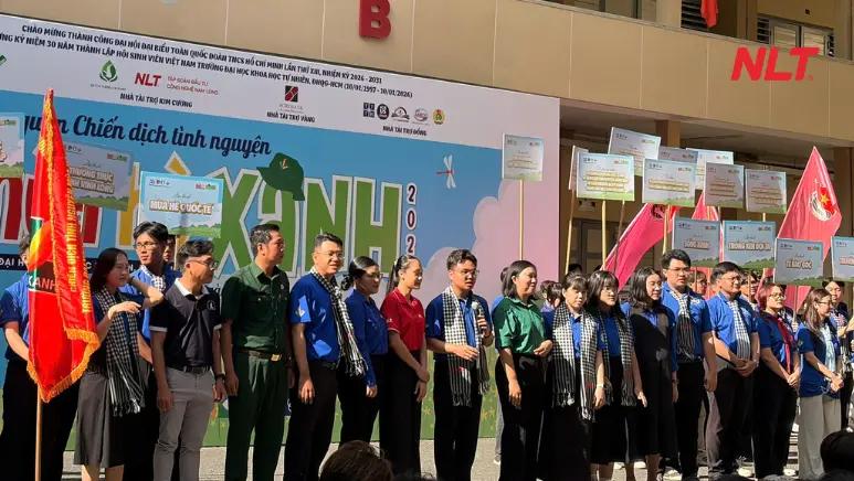 Ban tổ chức và đại diện NLT Group đồng hành cùng các chiến sĩ tại lễ ra quân